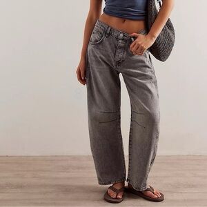 ⭐️We The Free Barrel Jeans⭐️